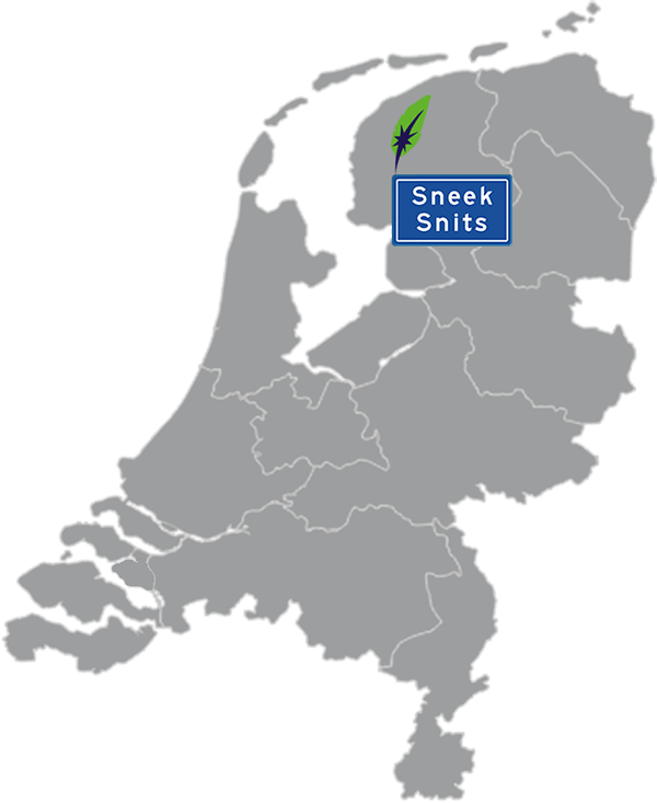 Grijze kaart van Nederland met Sneek aangegeven voor maatwerk taalcursus Duits zakelijk - blauw plaatsnaambord met witte letters en Dagnall veer - transparante achtergrond - 600 * 733 pixels